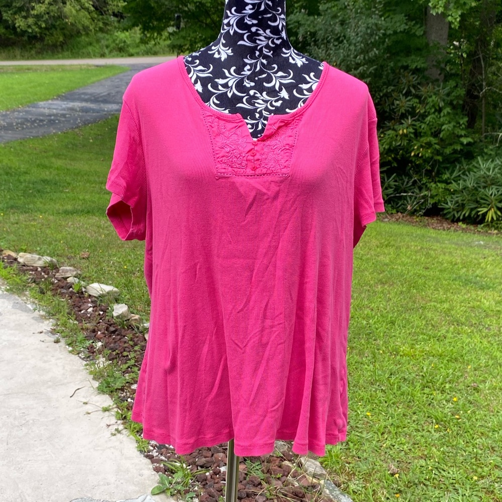 Faded Glory Women's Short Sleeved Ribbed Cut Out Neck Embroidered Floral Top 4X